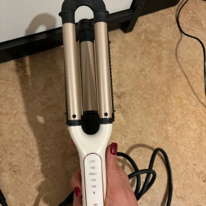 Remington vågtång  - Remington vågtång. Man kan justera både värme och hur intensiv man vill vågen ska vara! Har använd cirka 3 gånger. 