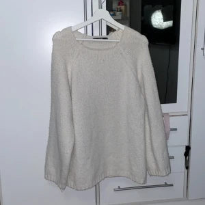 Beige stickad tröja från BikBok - Mysig beige stickad tröja från BikBok i storlek XS. Perfekt för kyliga dagar med sin mjuka och bekväma passform. Tröjan har långa ärmar och en rund halsringning.