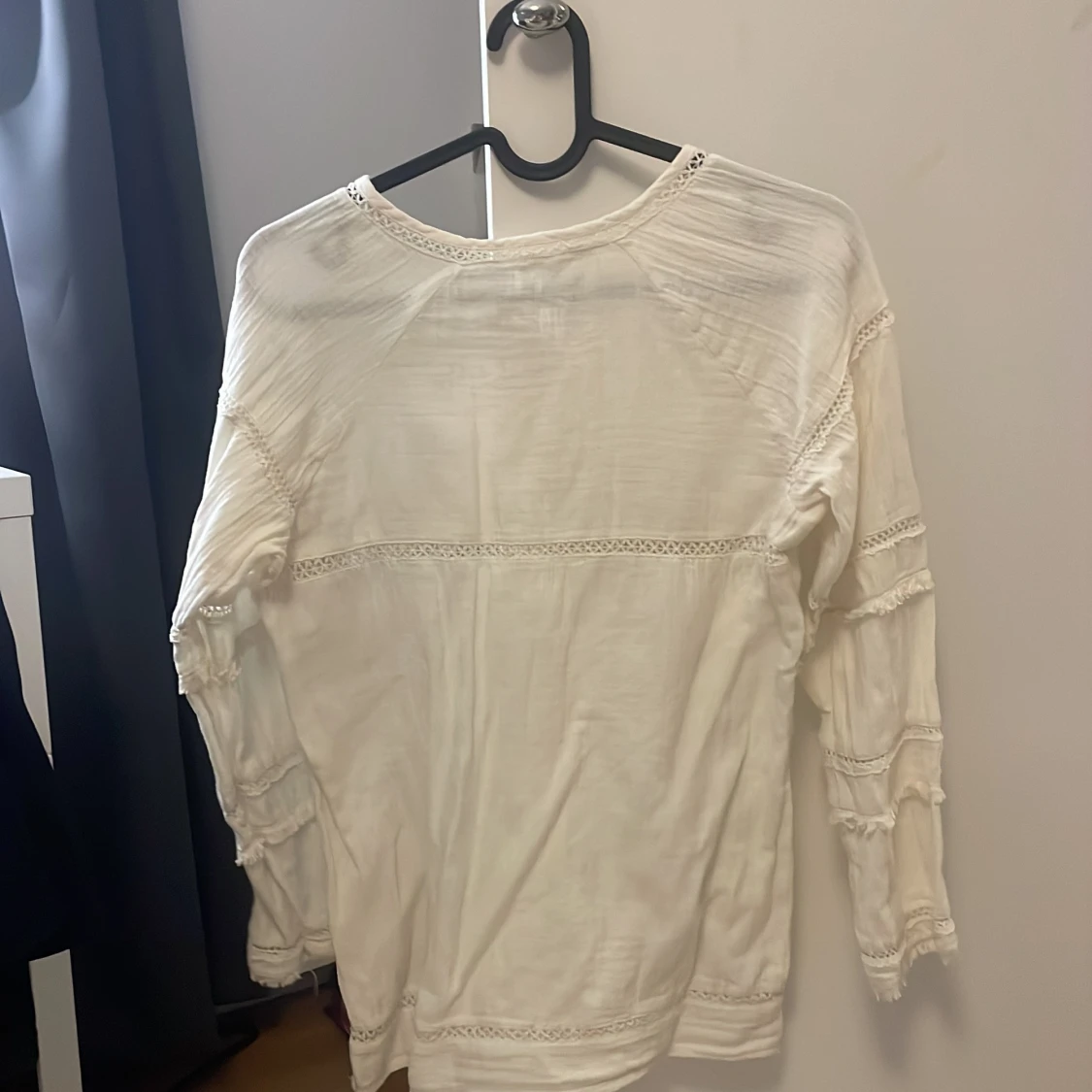 Vit topp med spetsdetaljer - 90