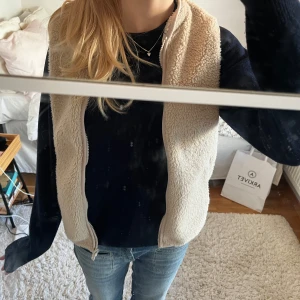 Beige fleeceväst - Jätte mysig beige teddyväst, färgen syns bäst på första bilden. Jätte bra skick!
