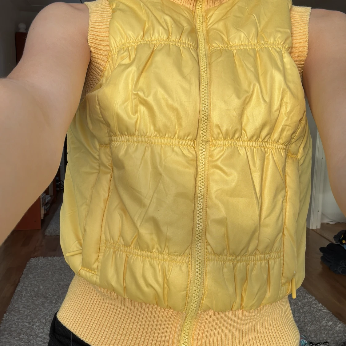 Gul dunväst med dragkedja