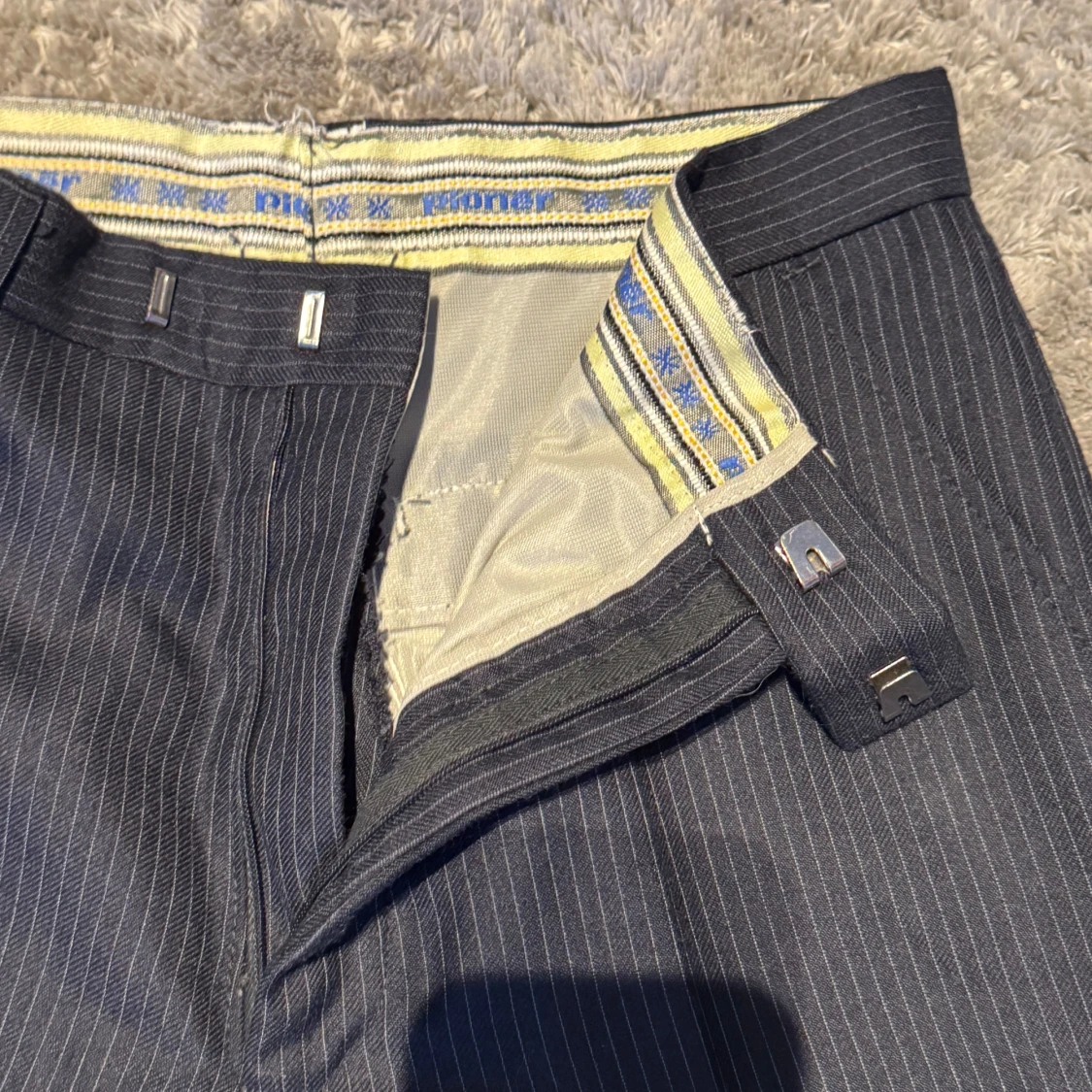 Marinblå randiga kostymbyxor - 91