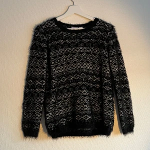 Fluffig stickad tröja - En fluffig stickad tröja i fint mönster, jätteskön och varm. Storlek 146/152 men på sista bilden ser man hur den sitter på mig som vanligtvis bär Xs/s. 