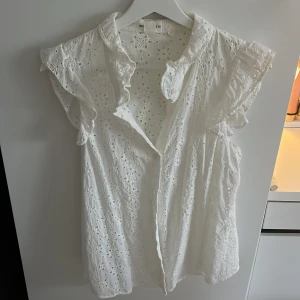 Sommar blus - Jättesöt sommartopp/blus!! Strl. 40 men passar 34/36/38 också- (liten i storleken). Generellt bra skick! Hör av er vid frågor! 💕