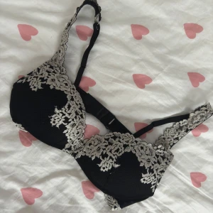 Intimissimi bh - Push up bh från intimissimi i storlek 80B men passar även 75B, endast använd en gång då den inte passar mig, lapparna är bortklippta men inga defekter! 🩷