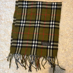 Grön burberry halsduk - Grön burberry halsduk i nyskick.