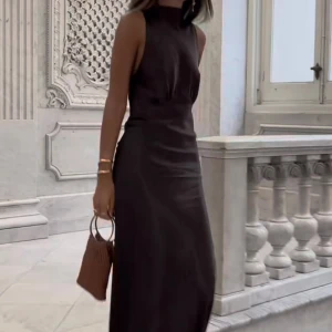 Brun ärmlös långklänning - Elegant brun långklänning i satin med ärmlös design. Perfekt till bal! Aldrig använd endast testad, slutsåld i xs🙌🏽❤️skriv för fler bilder!