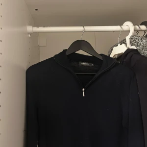 Marinblå  merinoull quarter/ half zip från Dressmann - Snygg mörkblå zip i merinoull från Dressmann. Tröjan har en dragkedja vid halsen och är perfekt för kyligare dagar. Den är stilren och passar bra till både vardag och mer uppklädda tillfällen. Nypris 800