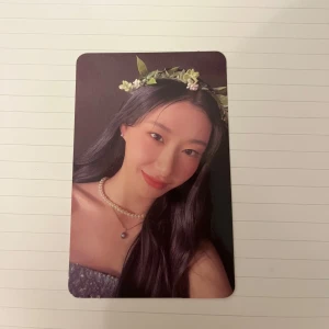 ITZY Kill My Doubt Chaeryeong Photocard - Photocard från ITZYs album 'Kill My Doubt' med medlemmen Chaeryeong. Kortet har en vacker bild på framsidan av Chaeryeong. Perfekt för samlare och fans av gruppen.