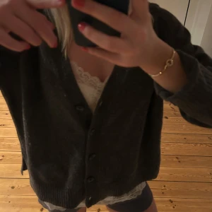 Tiger of sweden kofta  - Säljer min sååå mysiga mörkbruna kofta från Tiger of sweden!! Den är i storlek L men är själv S vilket ger den en lite mer mysig oversized look. 🤗ordinarie pris: 2499kr! 