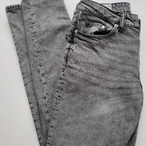 Gråa grisch jeans - Gråa tapered jeans från hm som är jättesvåra att få tag på passar dig som är grisch eller vill vara stilren passar dig som är 175 till 185