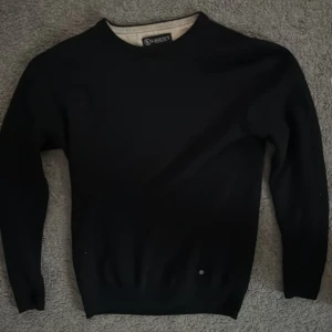 Svart tröja från Lagency - Snygg svart tröja från Lagency i storlek S. Tröjan har en enkel design med rund hals och långa ärmar. Perfekt för en stilren look. Nypris:1200 