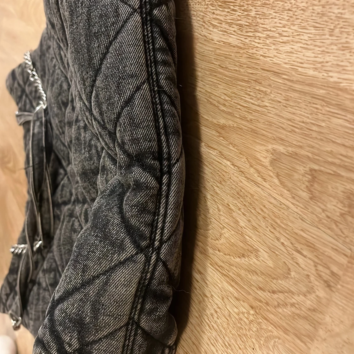 Svart quiltad axelväska med kedjedetaljer - 93