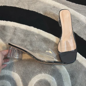 Transparenta klackskor med fyrkantig tå - Snygga transparenta klackskor med fyrkantig tå och bred klack. Perfekta för en stilren look.