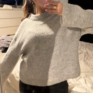 Grå stickad tröja - Använt ett fåtal gånger då jag har fler liknande.