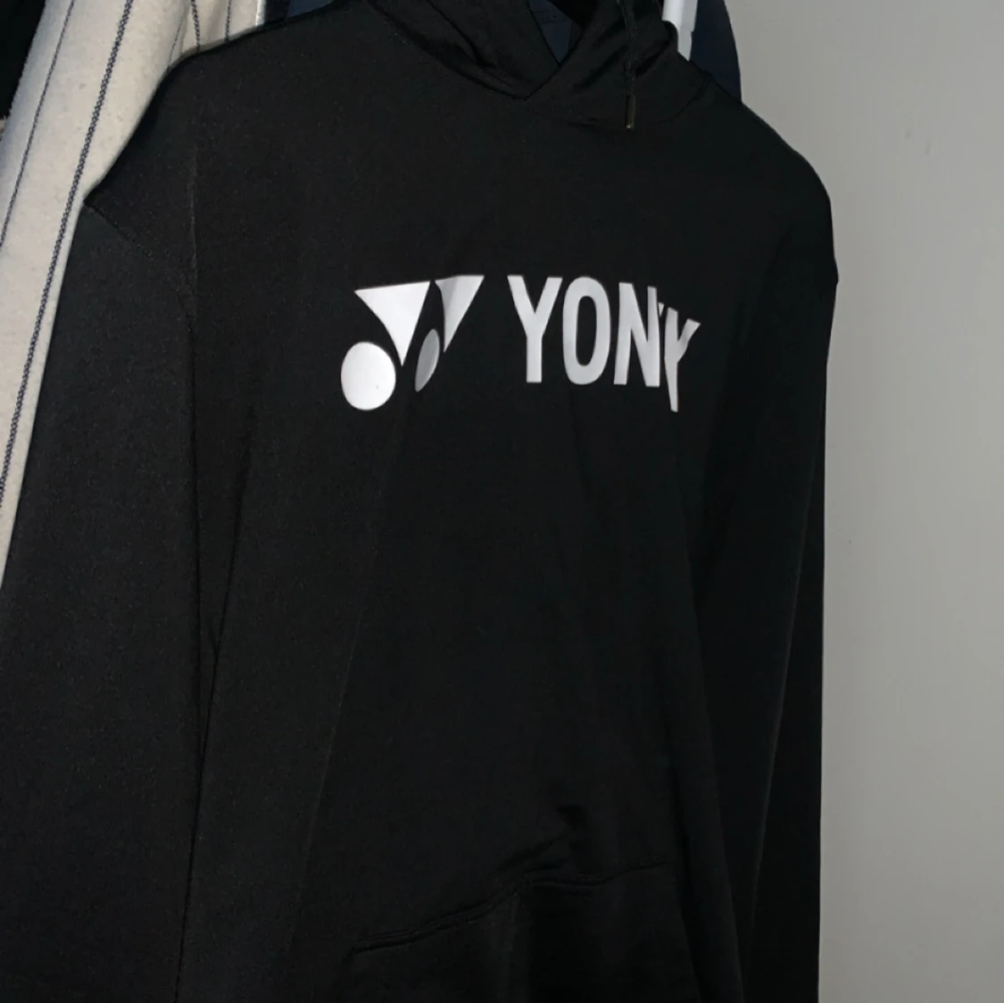 Svart hoodie från Yonex - 90