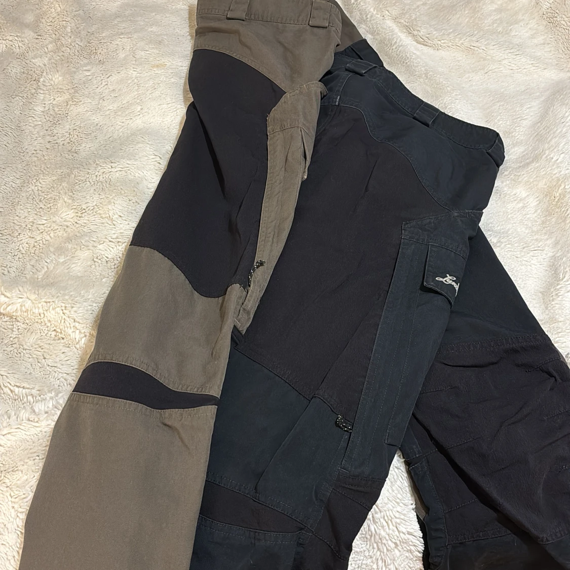 Friluftsbyxor i svart och brunt/grön - 90