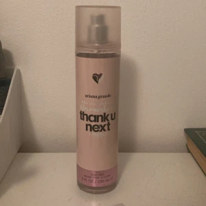 Thank U Next Body Mist - Jag säljer denna body mist av Ariana Grande som bara är använd ett par gånger :) Ordinarie pris: 200kr