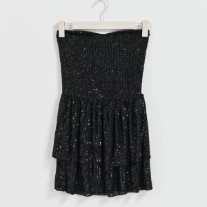 Svart glitter klänning - Svart glitterklänning med paljetter, från Gina Tricot. Helt slutsåld och använd EN gång💗💗(första bilden lånad)