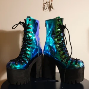 Platforms - Snygga holografiska platåkängor. Ca 15cm platå. Lätta och bekväma att gå i! Storlek 37-38