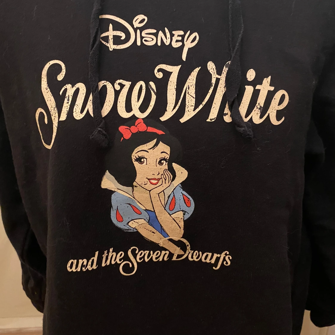 Svart Disney hoodie med Snövit-tryck - 90