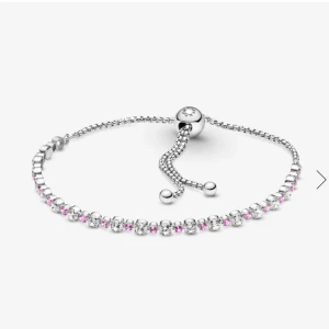 Silverarmband med rosa och vita stenar från Pandora -  silverarmband från Pandora med justerbar kedja. Armbandet har gnistrande rosa och vita stenar.  Köpte för 900kr för ett år sen men tyvärr så använder jag inte armbandet då jag gillar guld mer. Armbandet är i ny skick och säljs fortfarande av Pandora.