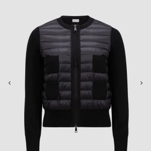 Svart pufferjacka från Moncler - Snygg svart pufferjacka från Moncler med dragkedja och långa ärmar. Jackan har quiltade detaljer och en stilren design. Köpte för 9550kr och säljer den för 7000kr, kom privat för äkthet bevis och egna bilder! 