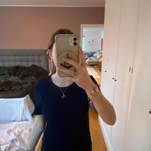 Svart ribbad topp från Zara - Säljer en stilren svart ribbad topp från Zara. Den har en rund halsringning och korta ärmar. Säljer för 150kr💖 hör av er för fler bilder eller frågor!