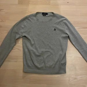 Grå tröja från Polo Ralph Lauren - Tröja från Ralph lauren 8/10 skick vara ett hål där själva ”tagen” ska sitta