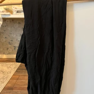 Svarta byxor - Säljer ett par svarta byxor med loose passform. Perfekta för en avslappnad stil och bekväma att bära hela dagen.