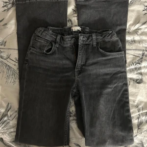 Gina tricot jeans  - Säljer de här jeansen från Gina tricot young pågrund av att de är för små ❤️