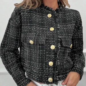 Svartvit rutig jacka/ kofta med guldknappar - Snygg svartvit rutig jacka med dekorativa guldknappar och två bröstfickor. Jackan har en klassisk look med långa ärmar och en rak passform. Perfekt för att ge en stilren touch till din outfit. Använd 1 gång bara
