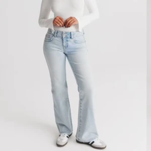 Ljusblå bootcut jeans - Snygga ljusblå bootcut jeans med dubbla knappar. de är aldrig använda och säljer eftersom jag aldrig använder dom