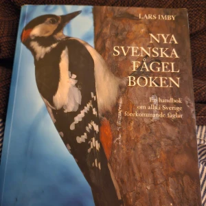 Nya Svenska Fågelboken - En praktisk handbok för fågelintresserade som täcker 263 fågelarter i Sverige. Innehåller färgfotografier, teckningar, utbredningskartor och bilder på fågelägg. Perfekt för både nybörjare och erfarna fågelskådare.