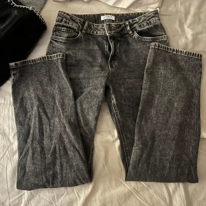 Grå jeans från Lindex - Snygga grå jeans från Lindex med en klassisk femficksdesign. De har en rak passform och låg midja, perfekt för en avslappnad stil. Jeansen har en diskret tvättad look som ger dem en cool edge. Dem är i strl 34 och  dig som är 160-164. Bara testade inte använda!