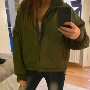  teddyjacka - Snygg grön teddyjacka som är två sidig där man kan använda båda sidorna! 