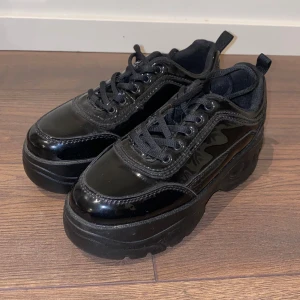 Lack-Sneakers - Skitcoola sneakers i lack. • Helt nya, endast provat. • Platform sula • fråga gärna!
