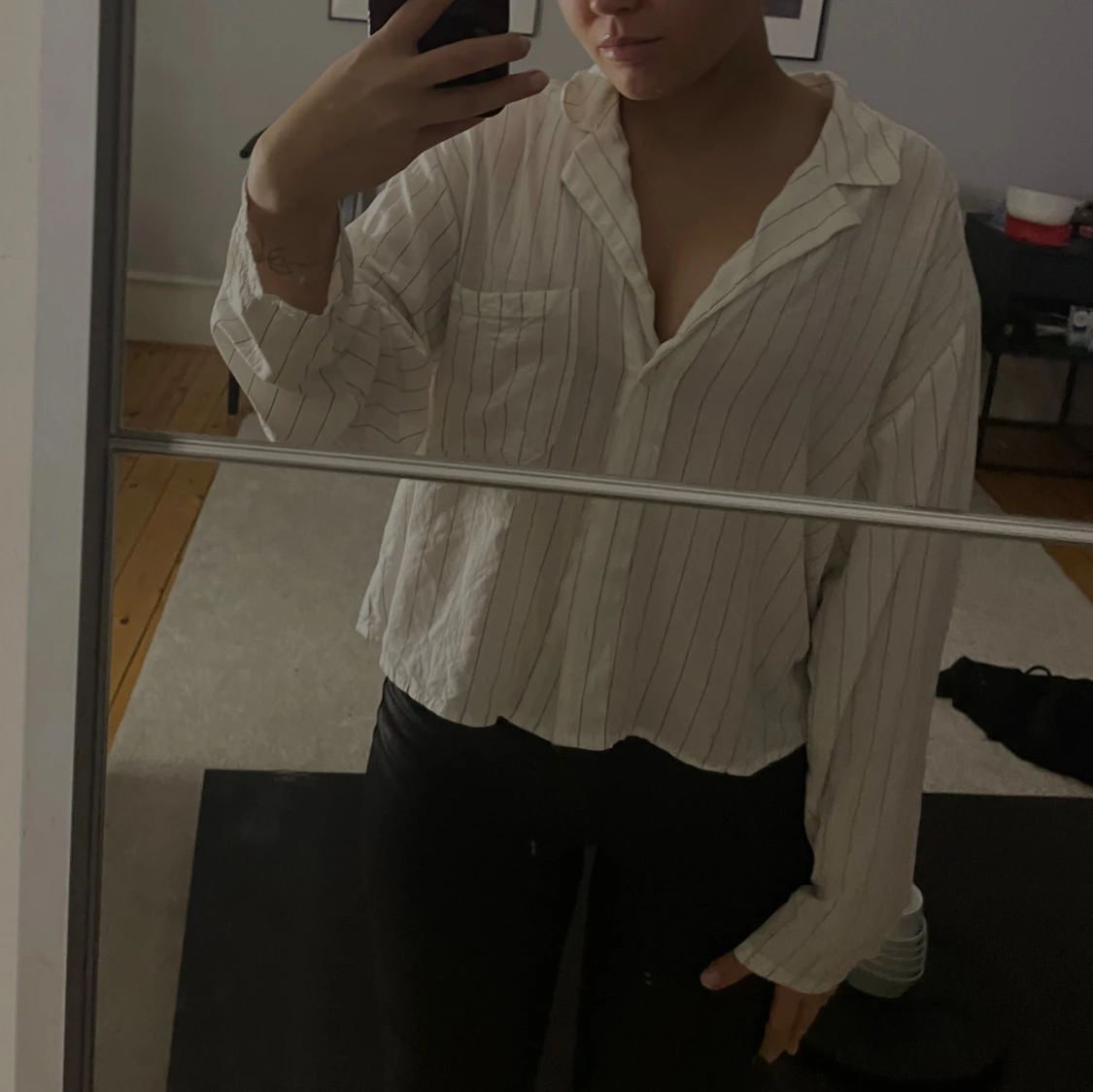 Vit och svart randig skjorta