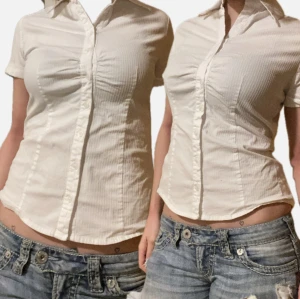 Söt kortärmad skjorta - Super snygg vit skjorta med korta ärmar och knappar framtill. Super klassisk men ändå lite unik i stilen. Passar båda s för lösare passform och medium för mer figurnära form. 