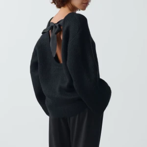 Tröja - Knitted bow sweater från Ginatricot som är oanvänd därav som ny, slutsåld på hemsidan🤍