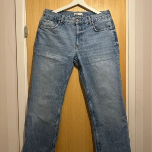 Low waist straight jeans dam strl 40 - Lågmidjade jeans (Low waist) med en straight passform från Gina tricot. Storlek 40. Sanna i storlek. Tyvärr för små för mig. Jättebra skick. Fin jeansfärg. 