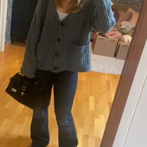 Mörkblå GUESS  jeans  - Mina favorit jeans från guess. Men guess märket på ena bakfickan. Lite upptrampade längst ner, Midjemått råkat över 40 cm och Innerbens längd 86 cm. Bootcut och low waist.