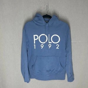 Ralph Lauren Hoodie - Säljer en snygg blå hoodie från Ralph Lauren, skick 9,5/10 knappt använd. Passar till allt, skruv för fler bilder eller vid funderingar.