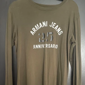 Olivgrön långärmad tröja från Armani Jeans - Vinatge armani tröja i storlek L. Lite sliten på bokstäverna men annars i bra skick. Köpt för 400 kr secondhand, har själv använt 3-4 ggr.