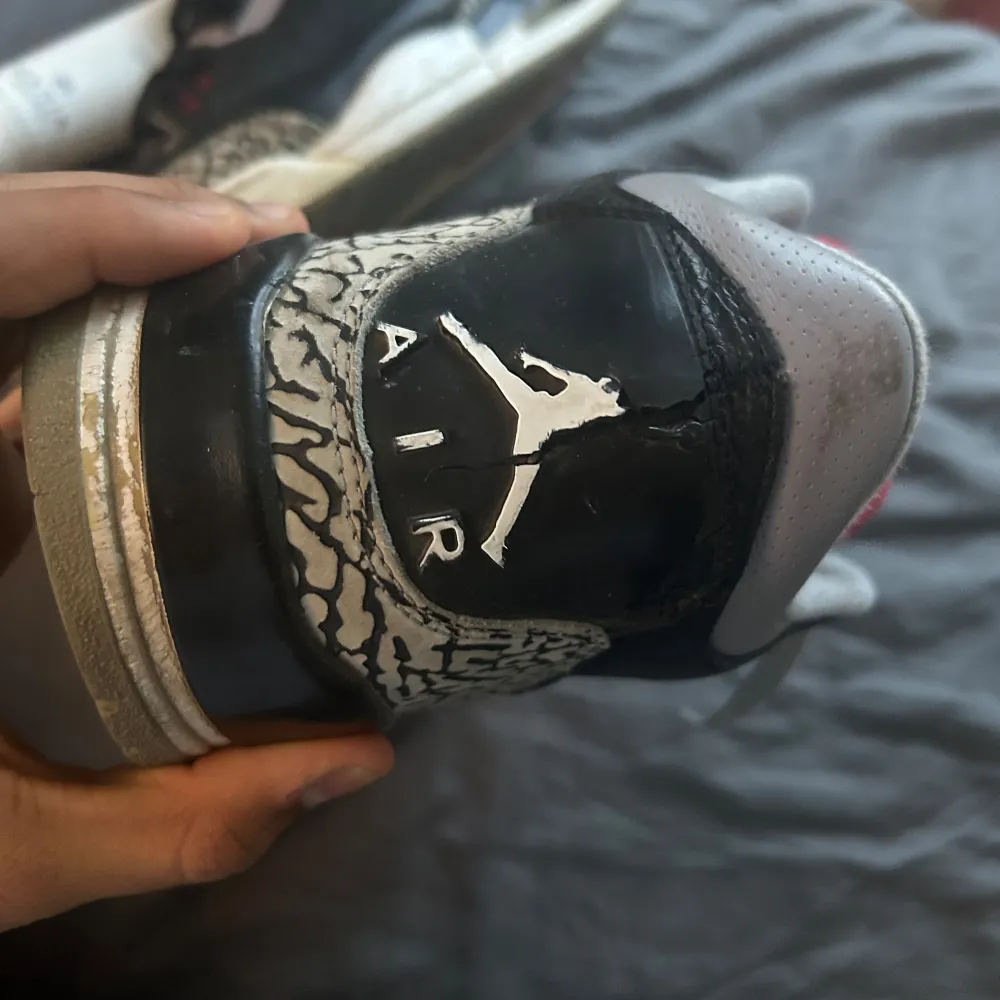 Säljer mina Js3 black cement ( ingen box) Skorna är i helt okej skick förutom hälen där jordan logan har spruckit. De behöver en liten tvätt :). Kengät.