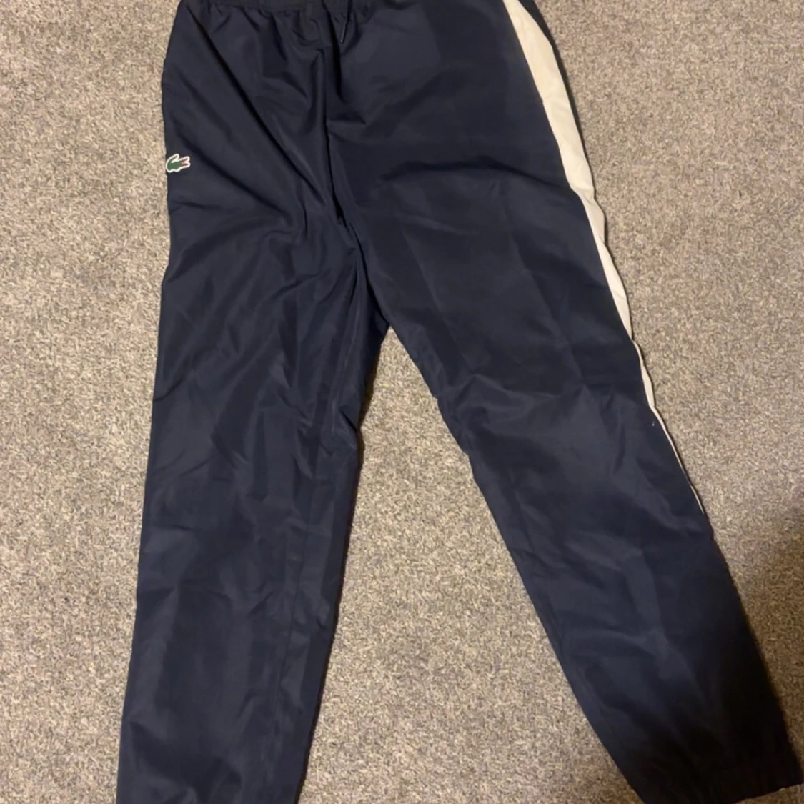 Vit och marinblå vindjacka och byxor från Lacoste - 91