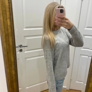 Grå stickad tröja - Mysig grå stickad tröja från vero Moda i xs💕 använd ett få tal gånger, bra skick dock lite nopprig på ärmarna💞pris kan diskuteras! Frakten är inte gratis det står bara det!!!