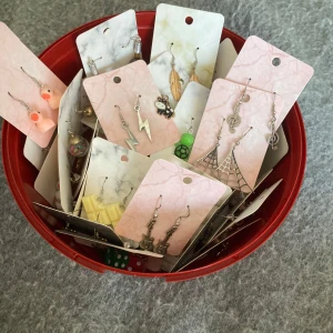 Massor av örhängen - Jag säljer en pepparkaka burk fylld med massor av örhängen, jag tror det var ungefär 40 olika💗