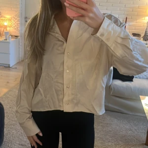 Glansig skjorta - Helt oanvänd skjorta från bikbok i Stl xs med lappar kvar! Den har ett glansigt material som går att se på sista bilderna💖
