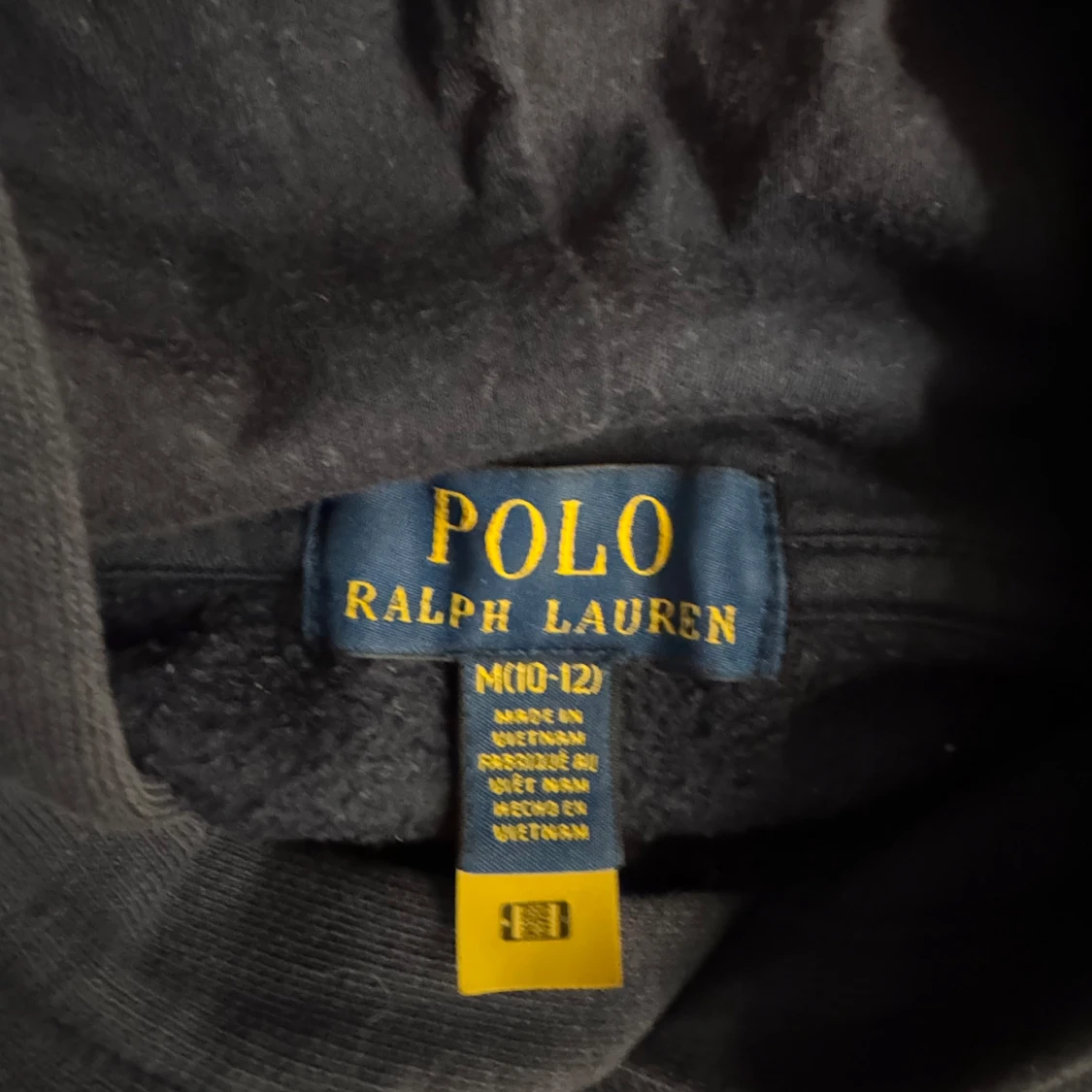 ..pris kan diskuteras.. mörkblå hoodie från Polo Ralph Lauren. Det är i barn storlek  - 90